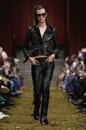 لمسة من الألفينات تعود إلى المنصة